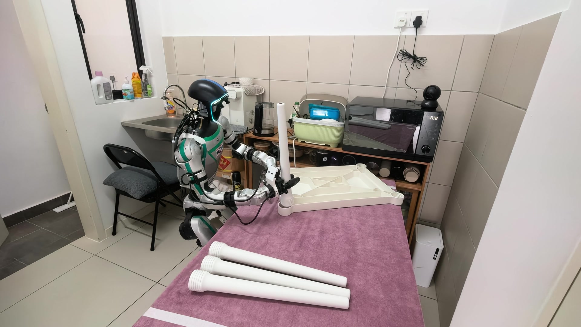 Robot identifying parts